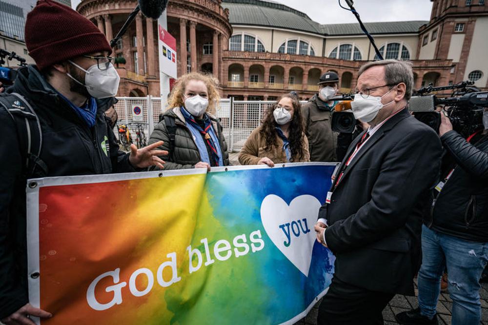 Bischof Bätzing im Gespräch mit Demonstranten vor der Frankfurter Messe