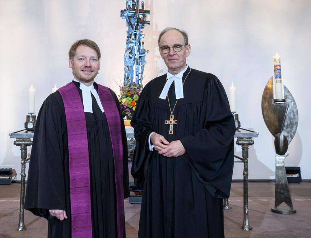 ZDF-Fernsehgottesdienst mit Landesbischof Meister (r.) und Pfarrer Nico Szameitat in der Oldenburger Kirche St. Ansgar.