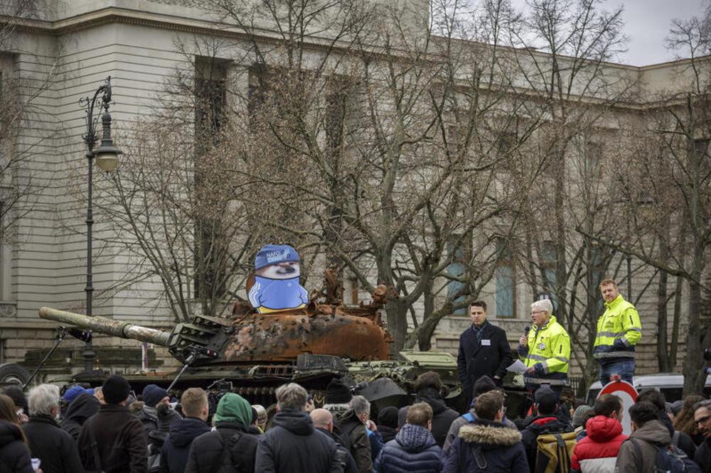 Panzerwrack vor russischer Botschaft in Berlin