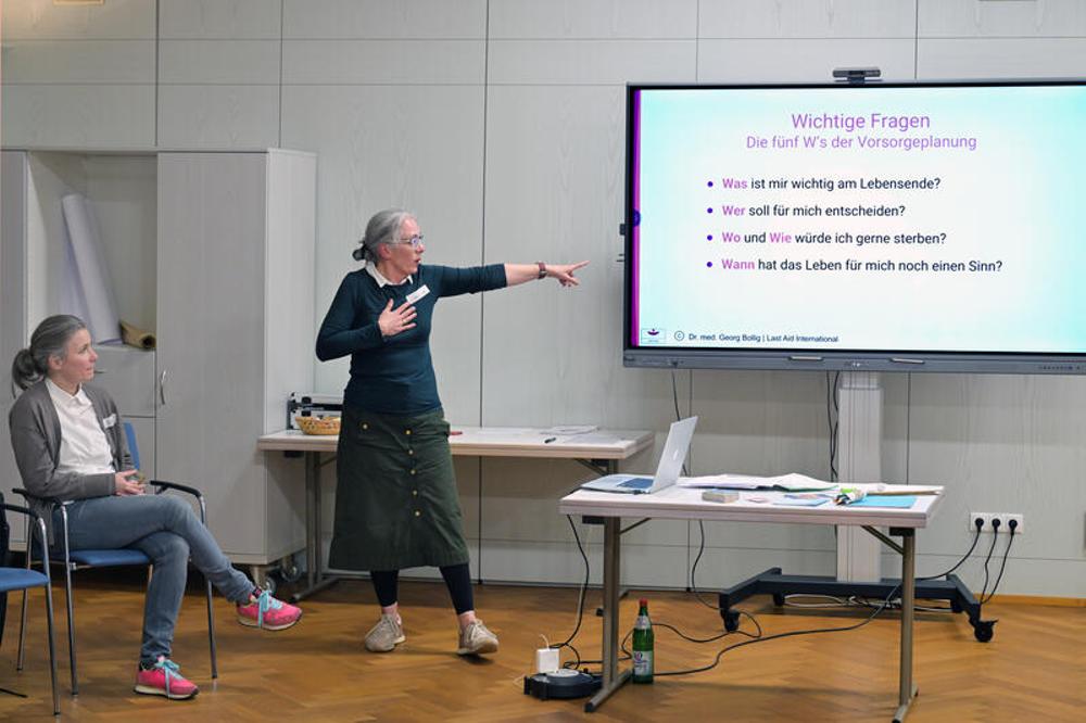 Caroline Byrt (r.) und Dörte Kaufmann im "Letzte-Hilfe-Kurs" im Mutterhaus der Diakonissen in Speyer