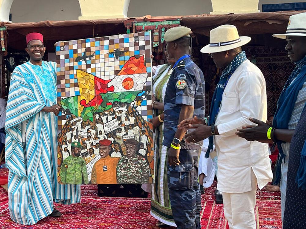 Der malische Kulturminister Mammou Daffé (l.), Künstler und ein General aus Burkina Faso auf dem Festival Segou'Art.