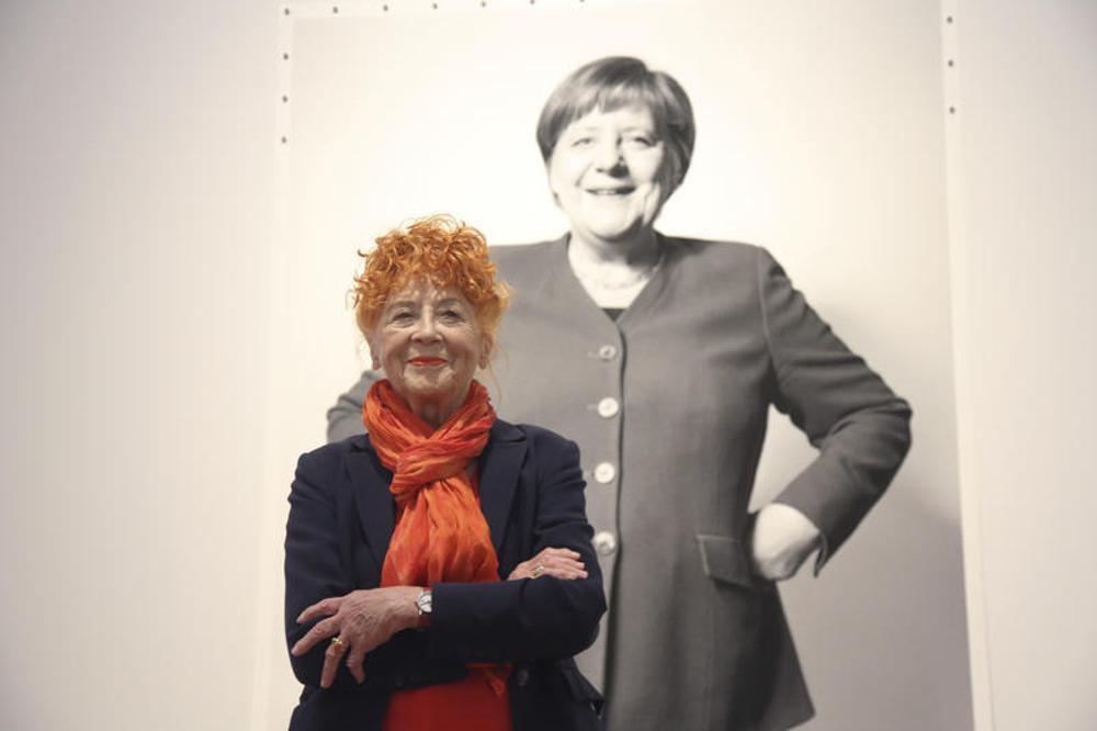 Herlinde Koelbl vor einem Merkel-Porträt