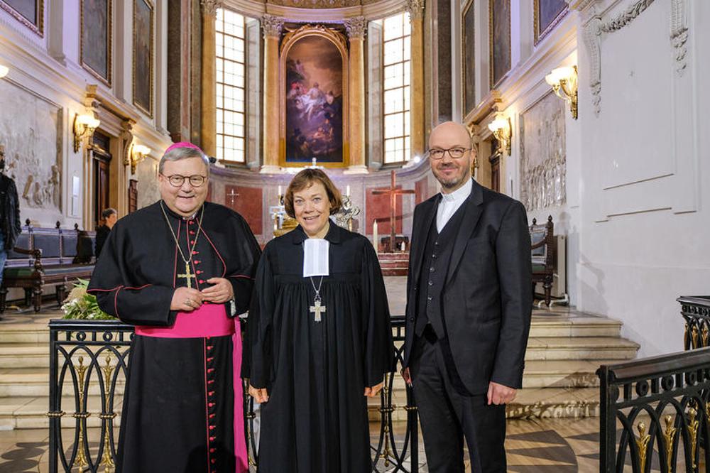 Bischof Bode, die EKD-Ratsvorsitzende Kurschus und Landesbischof Bilz (v.l.) in der Nikolaikirche
