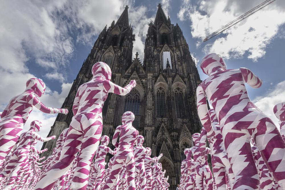 333 kleine Schaufensterpuppen des Aktionskünstlers und Malers Dennis Josef vor dem Kölner Dom