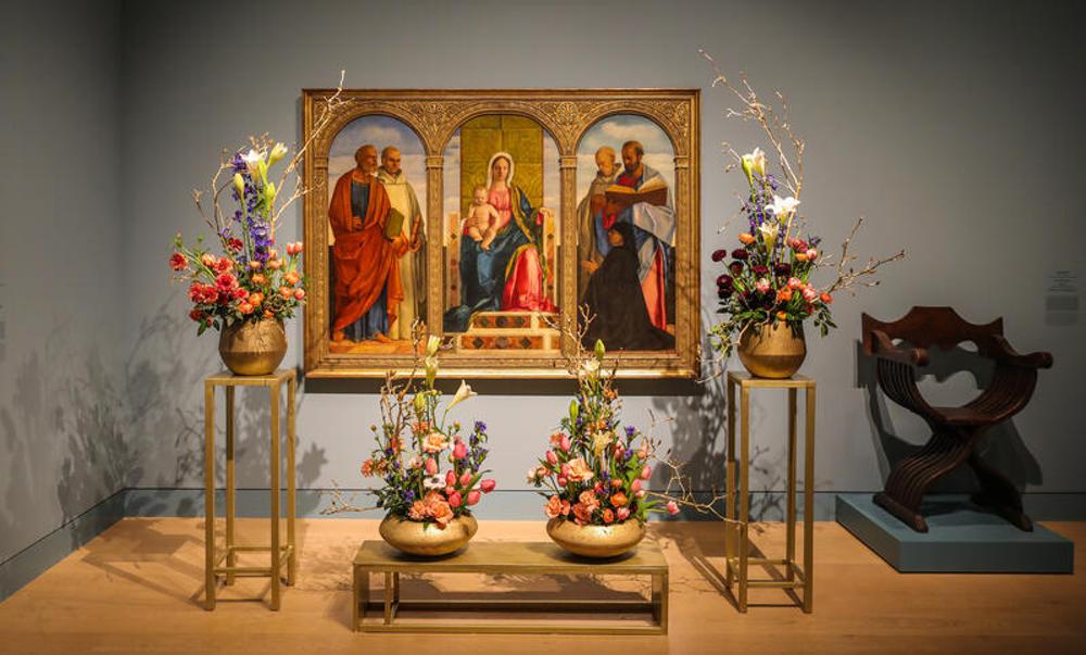 Zur Mariendarstellung das Blumenarrangement "Weiche Klarheit" von Victoria Bernds