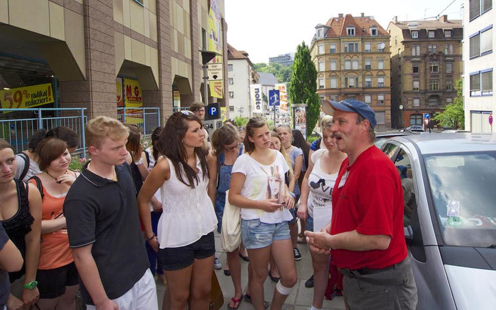 Dozieren unter dem Brückenbogen