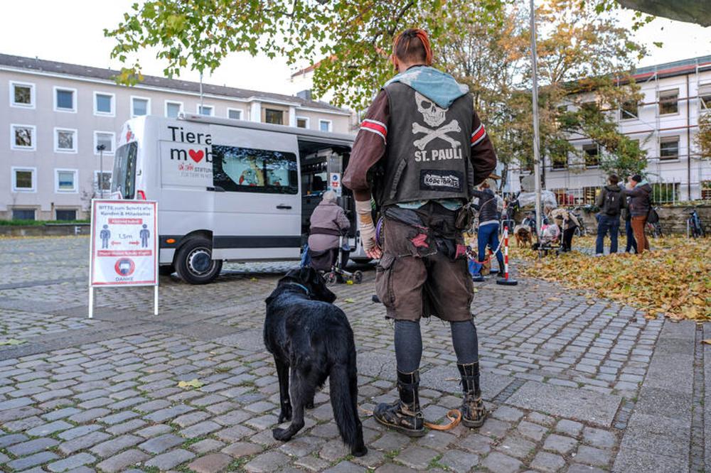 "Der Hund ist mein Leben": Tierarztmobil hilft Menschen mit wenig Geld