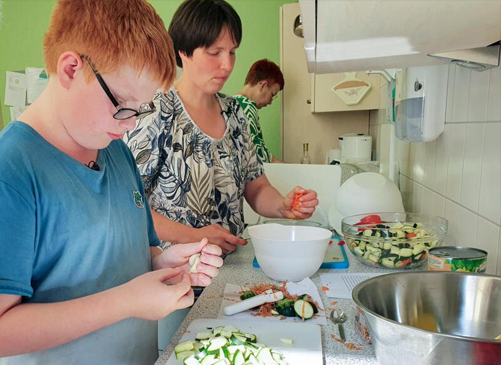 Gemeinsam kochen: Hilfe für Kinder mit Übergewicht