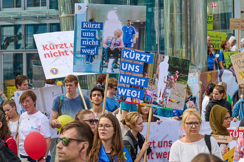 Jugendliche und Verbände protestieren gegen Sozial-Kürzungen