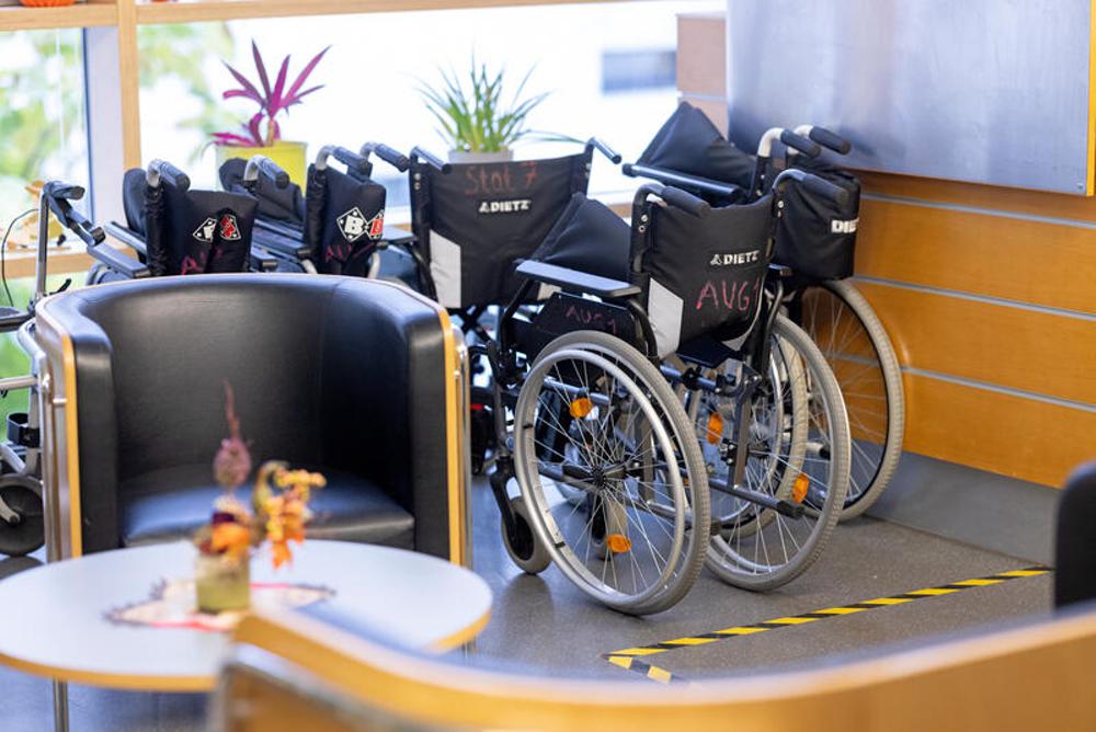 Rollstuhlfahrern werden Alltagsbesorgungen erleichtert