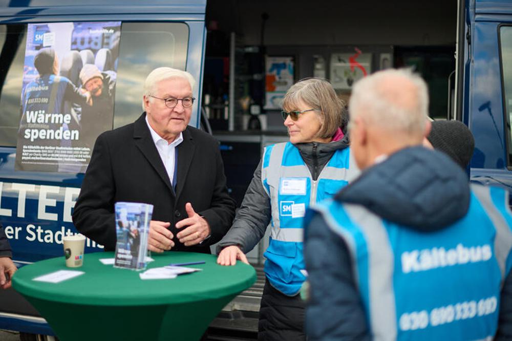 Bundespräsident verteilt Suppe an "Ärmste der Armen"