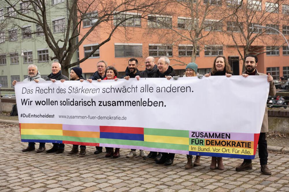 Banner für Demokratie und Zusammenhalt