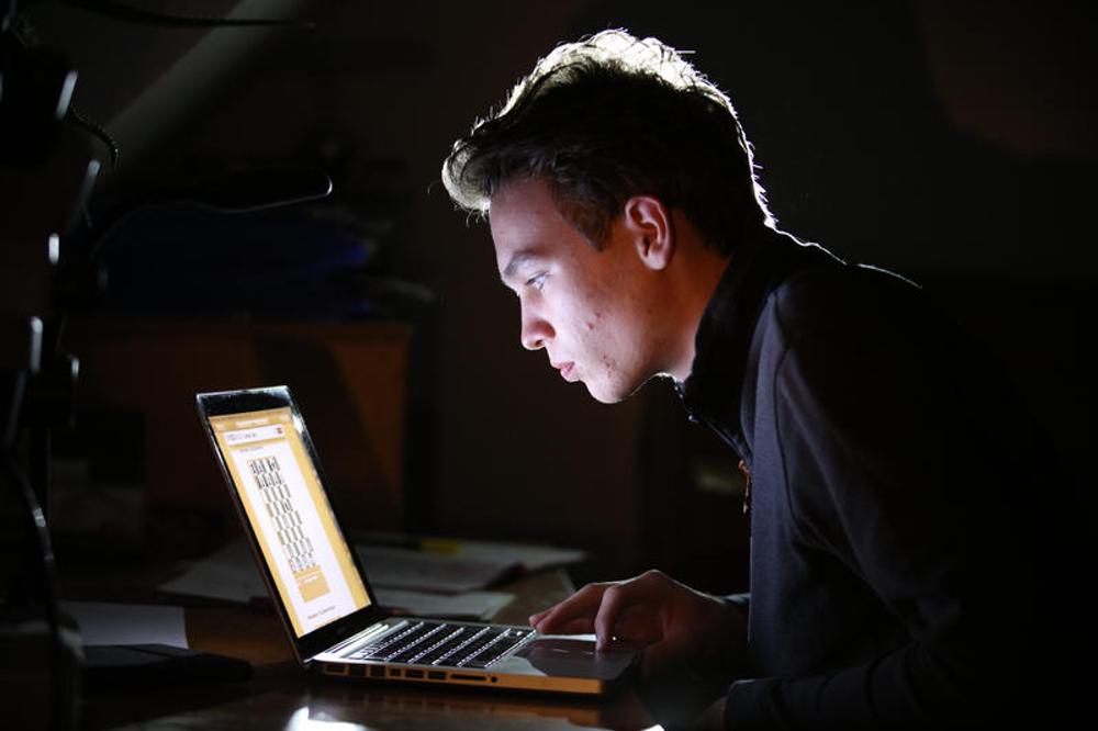 Medienabh&auml;ngigkeit nimmt auch bei Erwachsenen deutlich zu