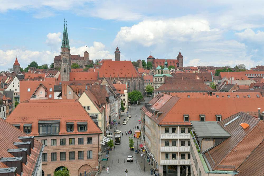 Wahrzeichen der Stadt: die Nürnberger Burg über der Altstadt, links die Sebalduskirche.