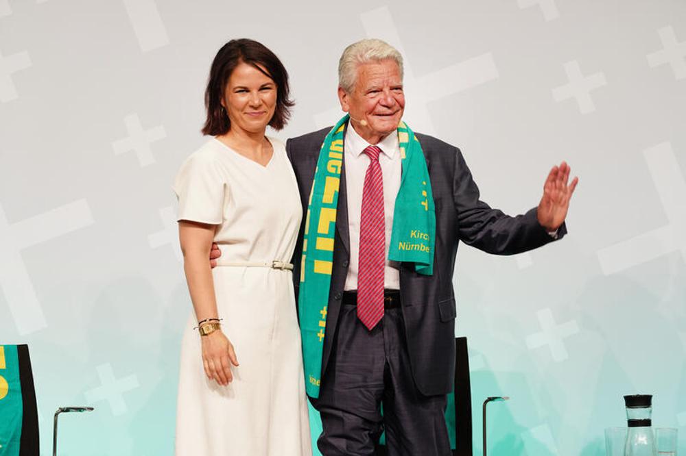 Außenministerin Baerbock und Altbundespräsident Gauck