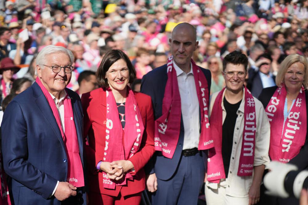 Bundespräsident Steinmeier, DEKT-Generalsekretärin Jahn, Oberbürgermeister Belit Onay, EKD-Synodenpräses Anna-Nicole Heinrich und die geschäftsführende Bundesinnenministerin Nancy Faeser beim Kirchentags-Eröffnungsgottesdienst vor dem Neuen Rathaus.
