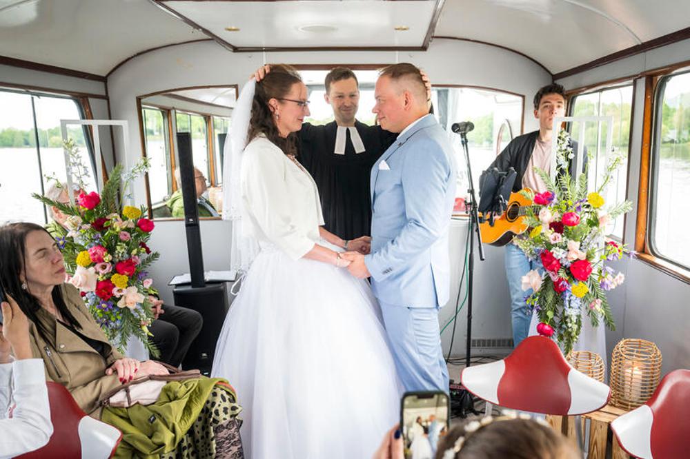 Sandra und Michael Lohmeyer haben sich von Pfarrer Martin Miehle trauen lassen.