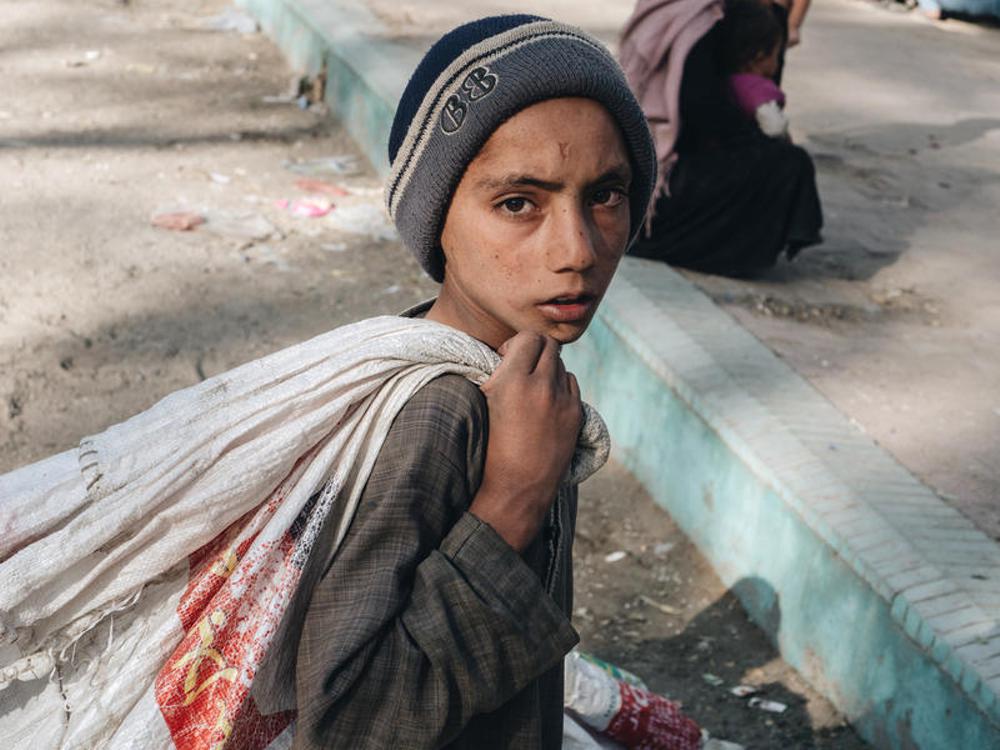 Kind auf den Straßen von Kabul