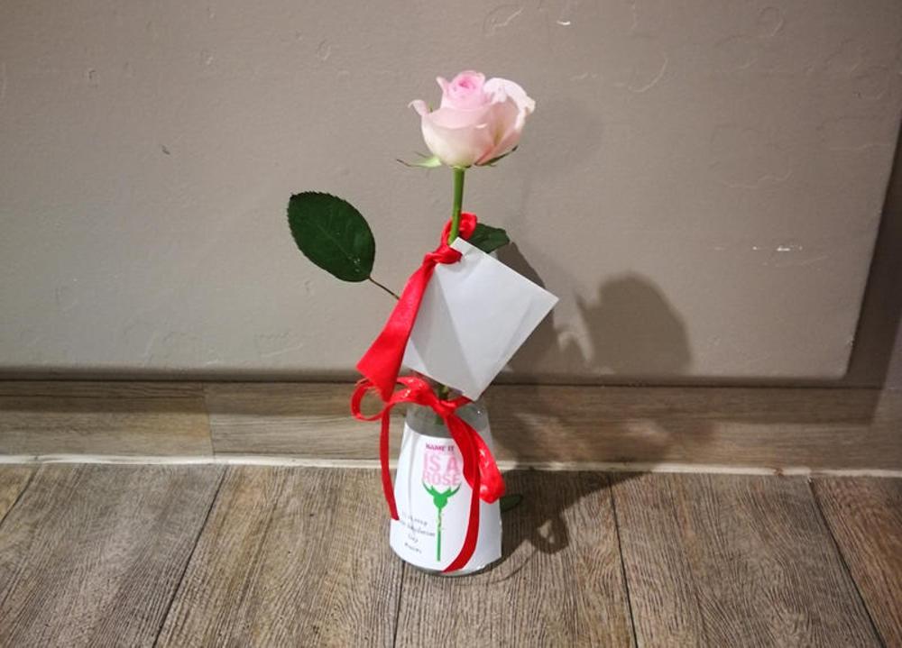 Mütter legen rosa Rosen dort ab, wo sie Gewalt erlebt haben oder respektlos behandelt wurden.