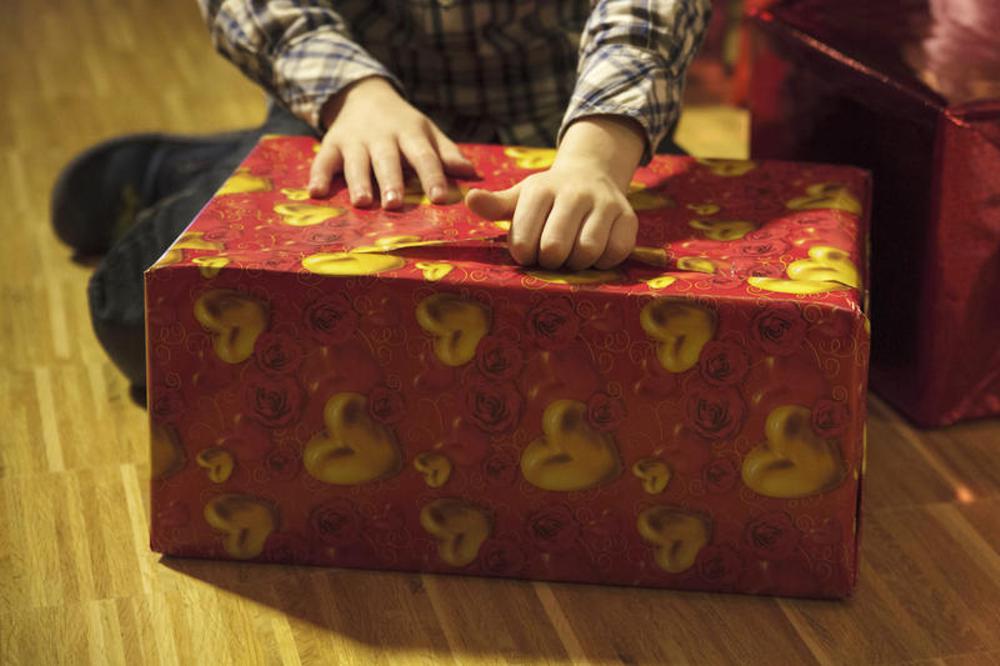 Geschenke auspacken am Weihnachtsabend