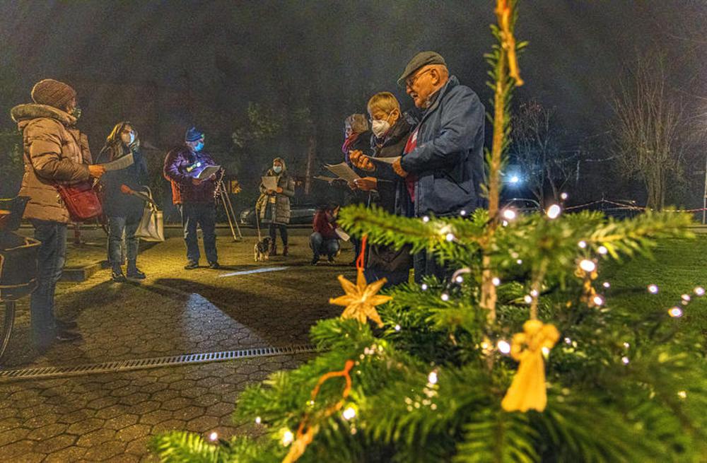 Weihnachtsliedersingen vor dem "Cafe SolidAHRit&auml;t" im evangelischen Gemeindehaus in Sinzig