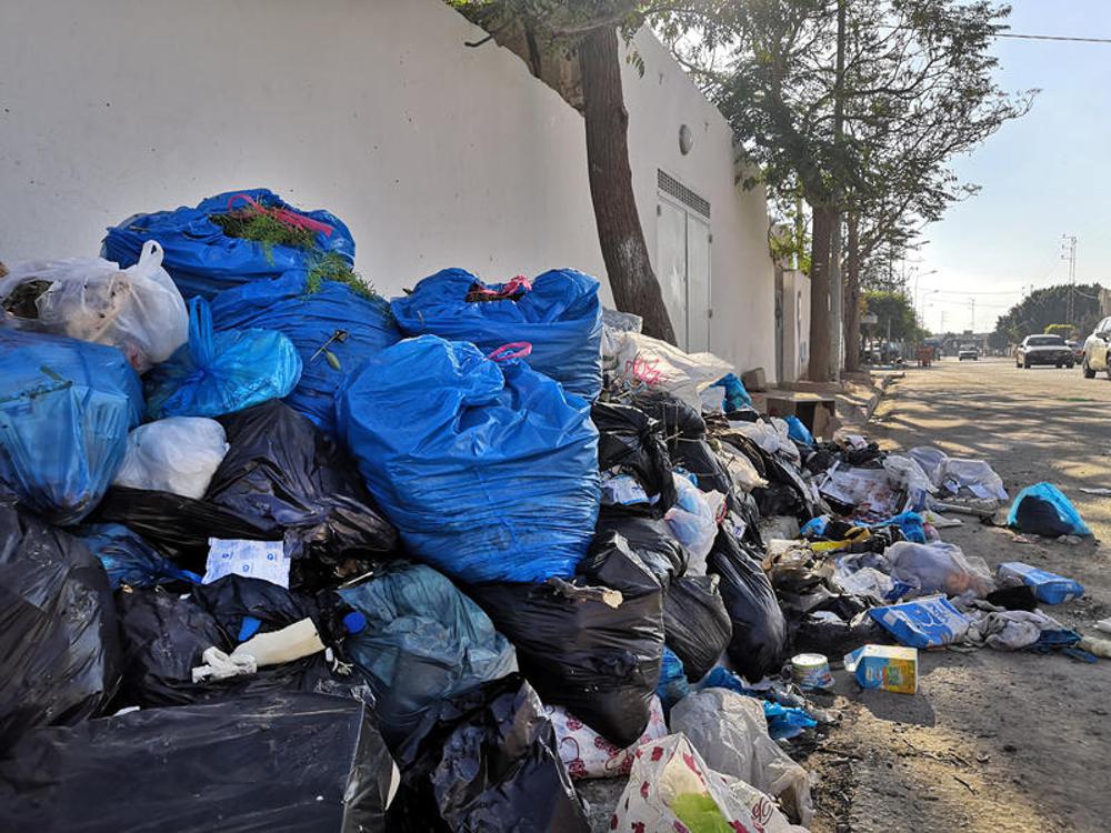 In Sfax t&uuml;rmt sich der M&uuml;ll am Stra&szlig;enrand