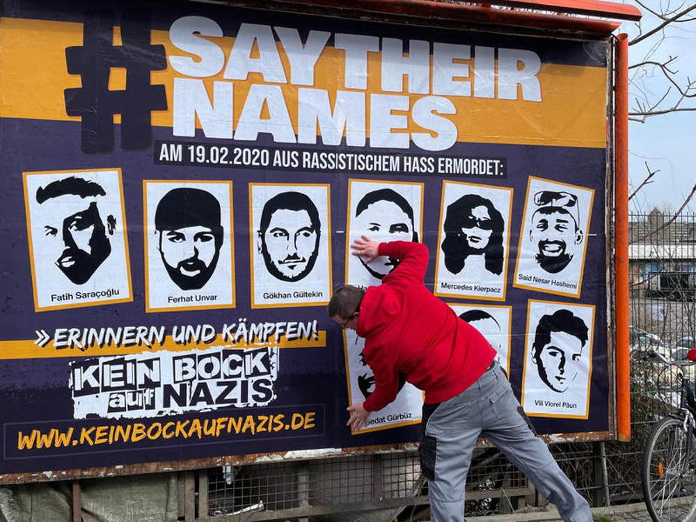 Plakat mit den Opfern des rassistischen Anschlags