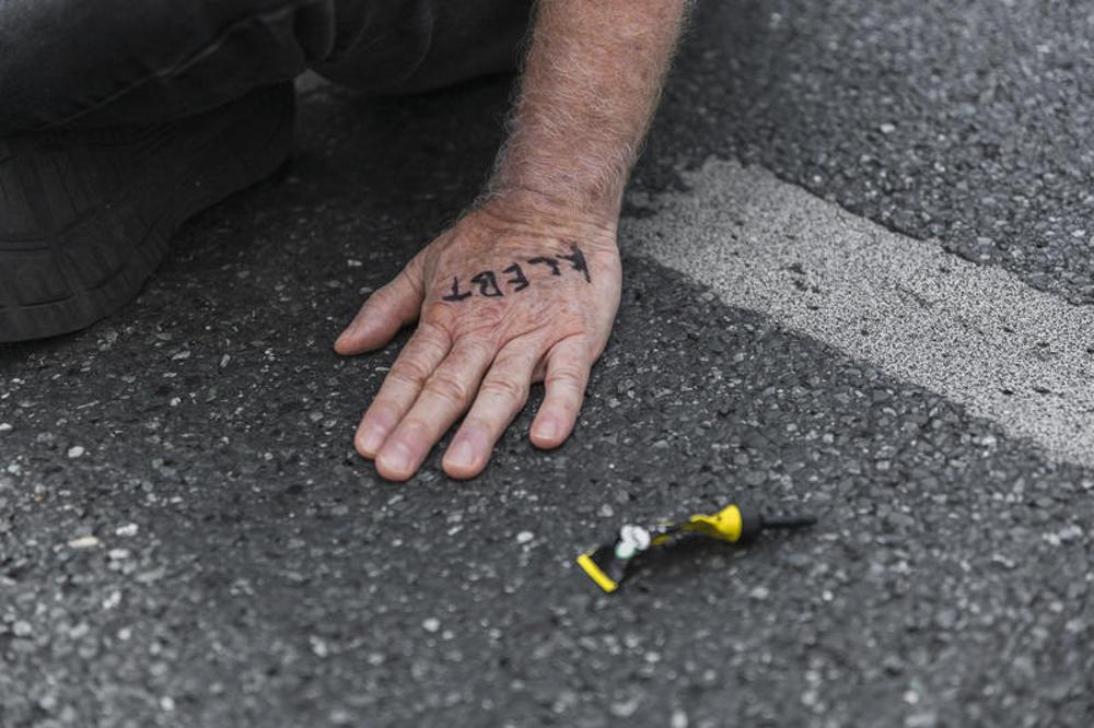 Klimaterrorismus? Aktivist klebt sich auf Straße fest (Archivbild)