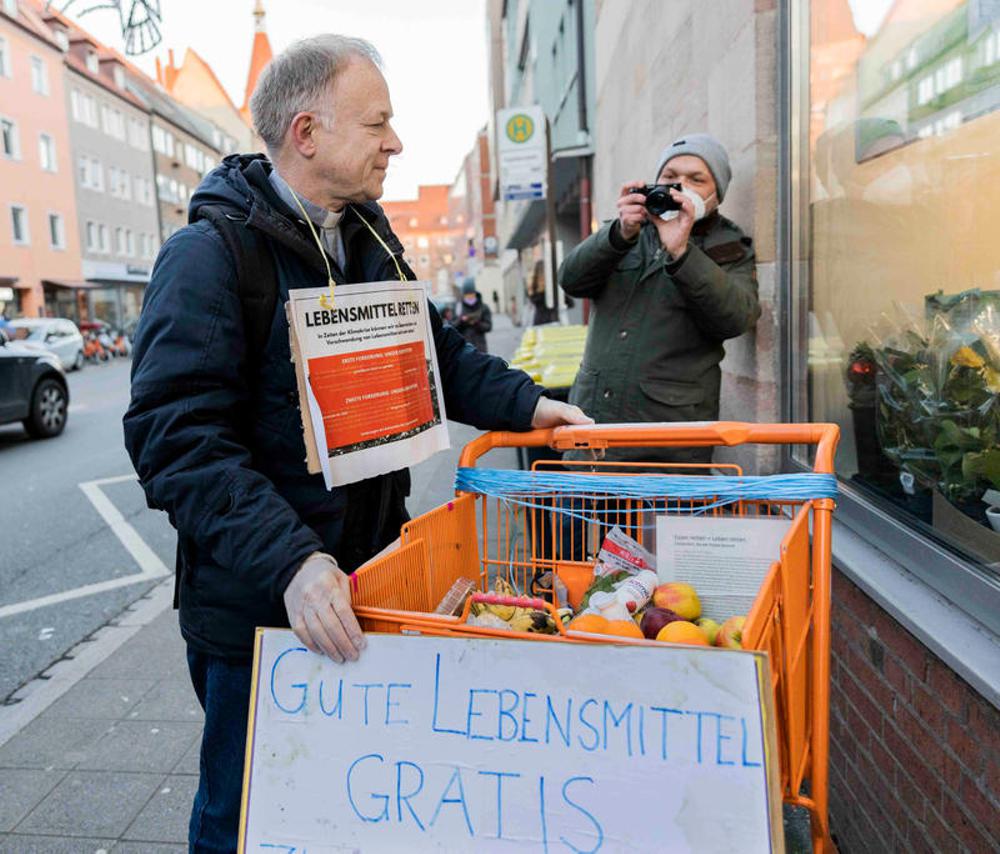 Jesuitenpater Jörg Alt verteilt Lebensmittel aus Supermarkt-Containern (Archivbild)