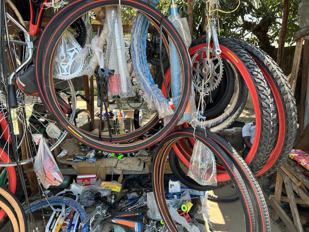 Fahrradteile auf einem Markt in Quelimane