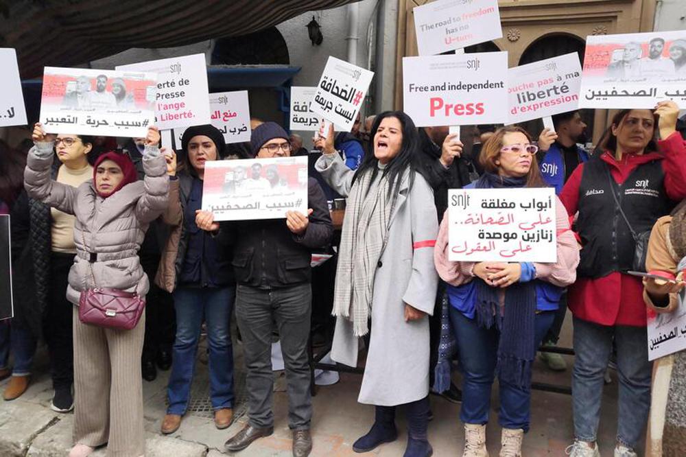 Demonstration für die Pressefreiheit vor dem Gericht in Tunis