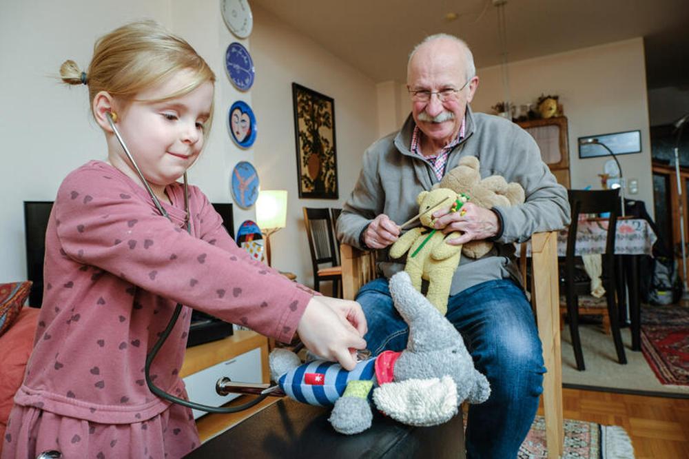 Frida und ihr "Wunsch-Opa" Rolf-Uwe Engel