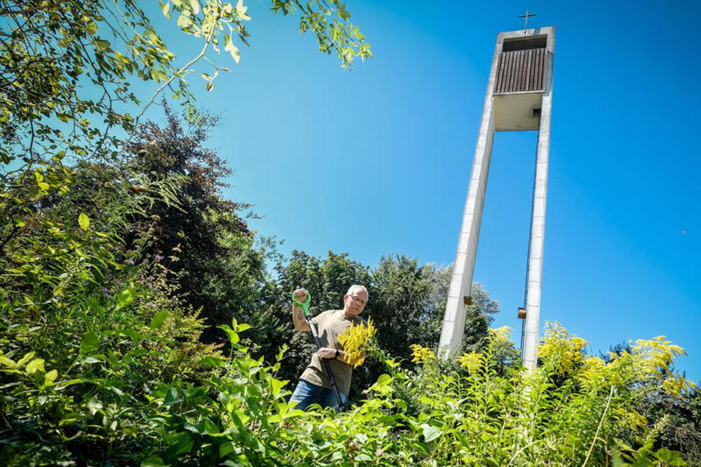 Dieter Opiela bei der Gartenarbeit in der Kirchengemeinde in Langenhagen