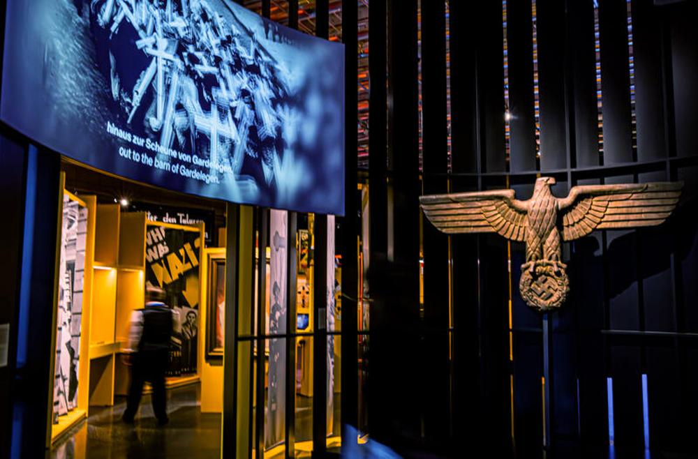 Eingangsbereich der Ausstellung mit Reichsadler mit Hakenkreuz