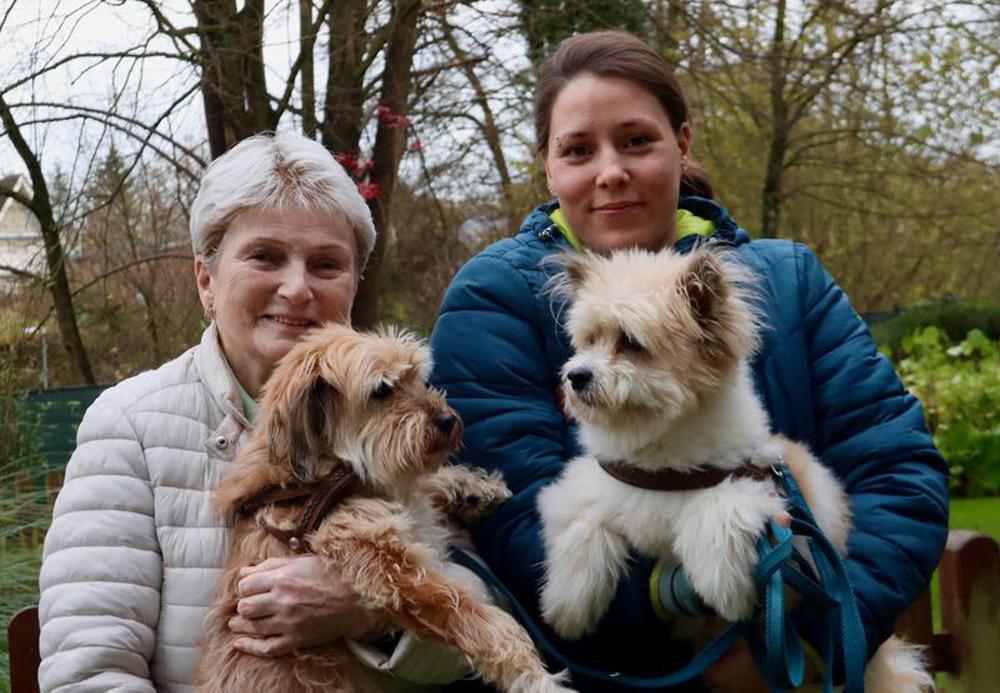 Mirre Jensen hilft Ute Hasslinger, ihre beiden Hunde auszuführen.