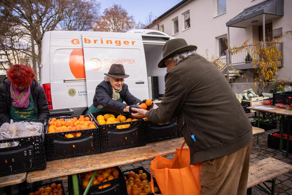 Lebensmittelausgabe bei der Tafel in Starnberg