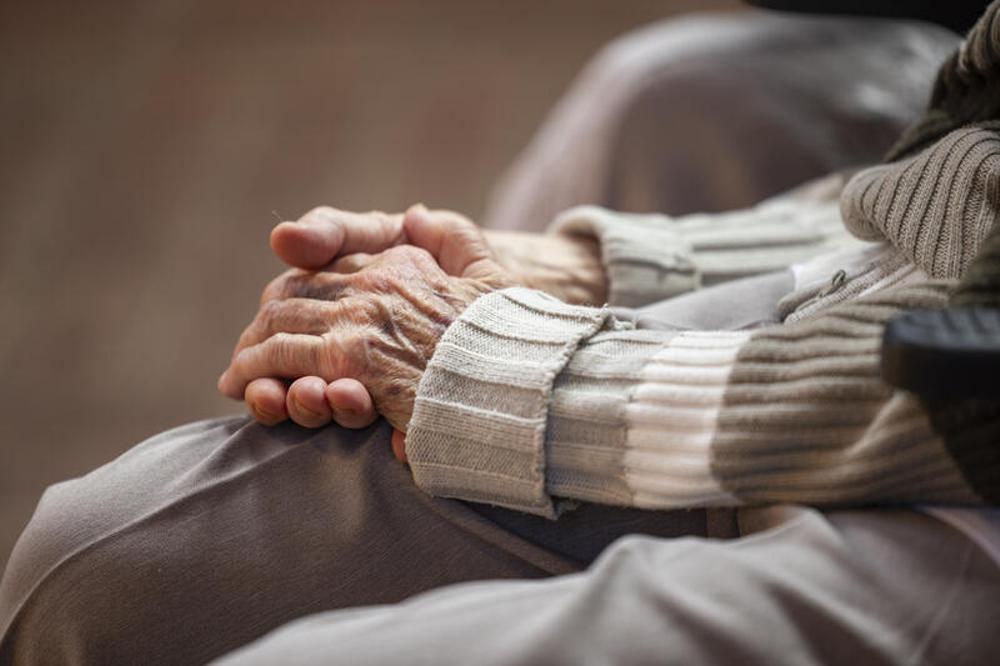 Hände einer Seniorin