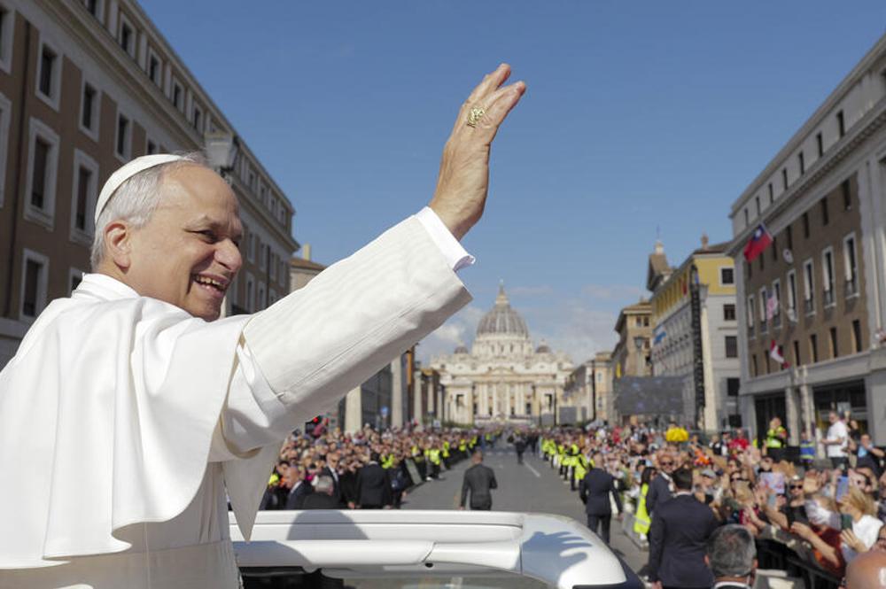 Papst Leo XIV. grüßt von seinem Papamobil aus die Menschen