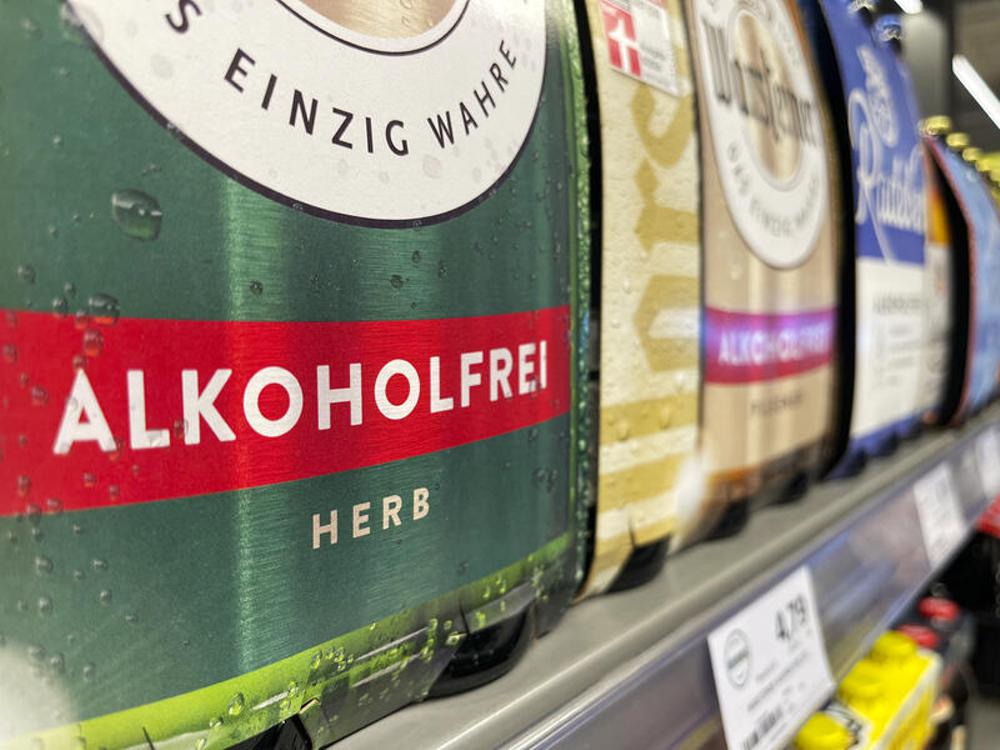 Gebinde mit alkoholfreiem Bier im Supermarktregal
