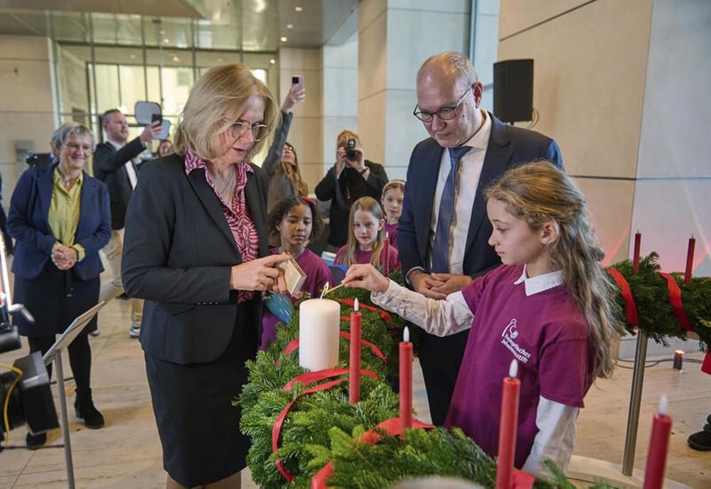 Übergabe des Wichern-Adventskranzes mit Bundestags-Vizepräsidentin Lindholz und Diakonie-Präsident Schuch.