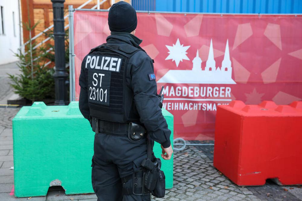 Polizist am Rande des Magdeburger Weihnachtsmarkts (20.11.)