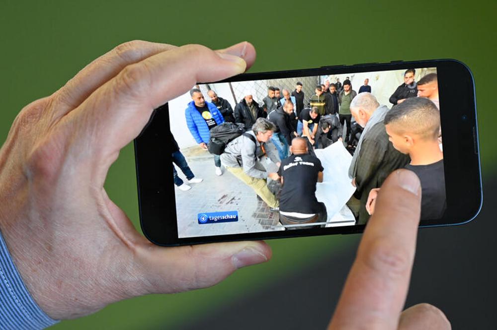 Smartphone mit Nachrichten auf der "Tagesschau"-App (2024)