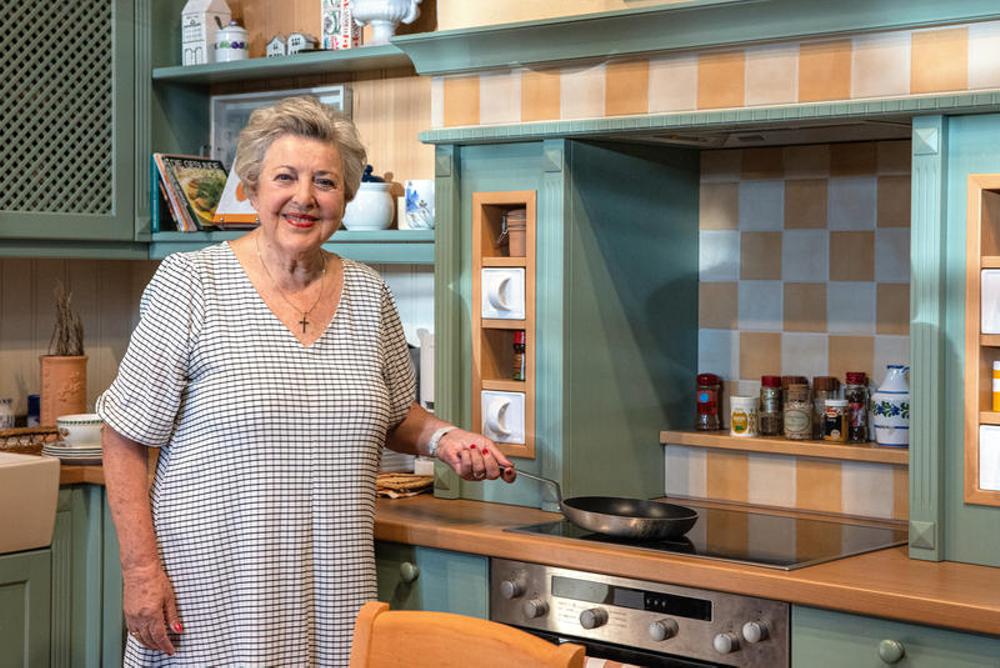 Marie-Luise Marjan (alias Mutter Beimer) mit Kulissen und Requisiten aus der "Lindenstraße" im Haus der Geschichte in Bonn.