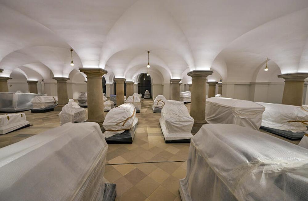 Die 91 Sarkophage stehen wieder in der Hohenzollerngruft.