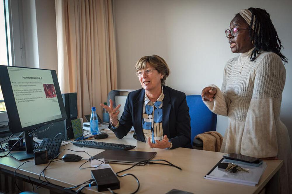 Professorin Mechthild Gro&szlig; (l.) und Hebamme Anne Christine Manawa Nougho