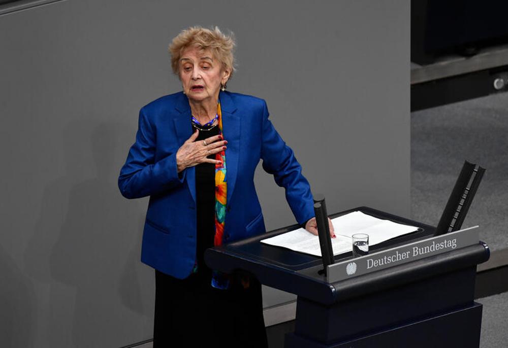 Tova Friedman spricht im Bundestag.