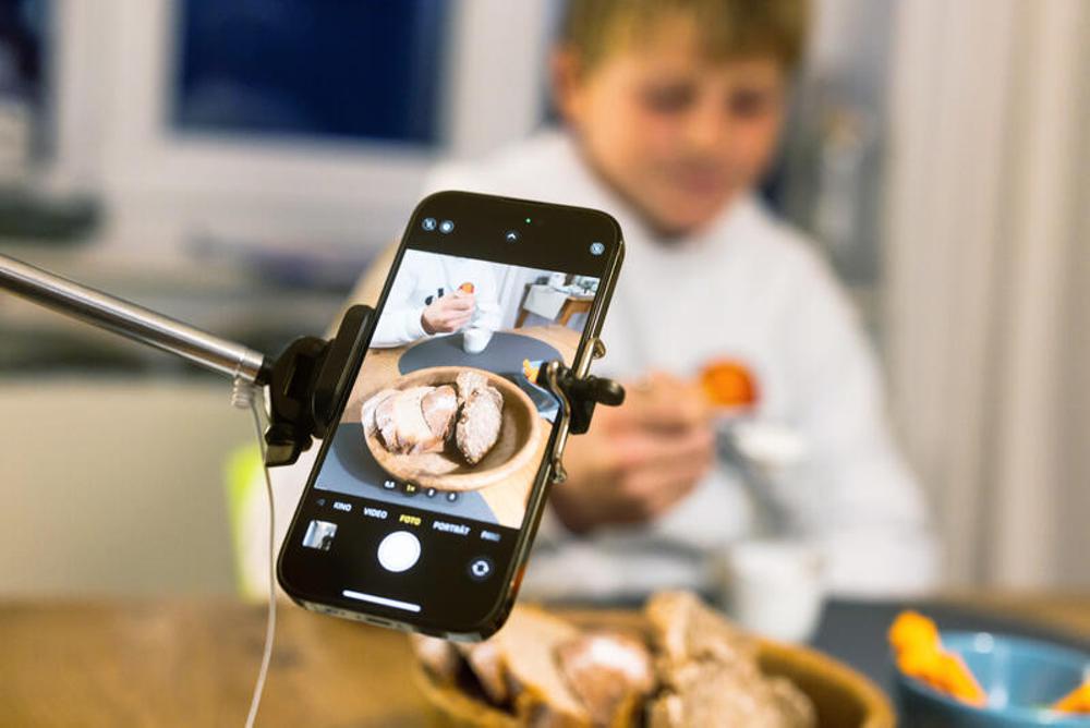 Influencer dokumentieren per Handy-Kamera ihr Familienleben (Themenfoto)