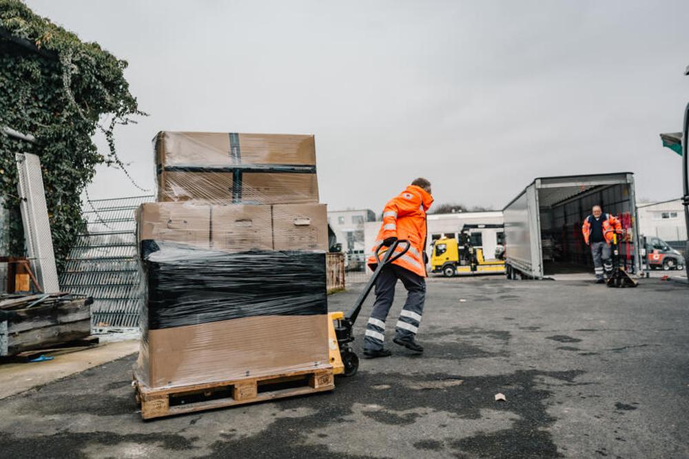 Beladen eines DRK-Hilfstransports f&uuml;rr Lviv Anfang Februar.