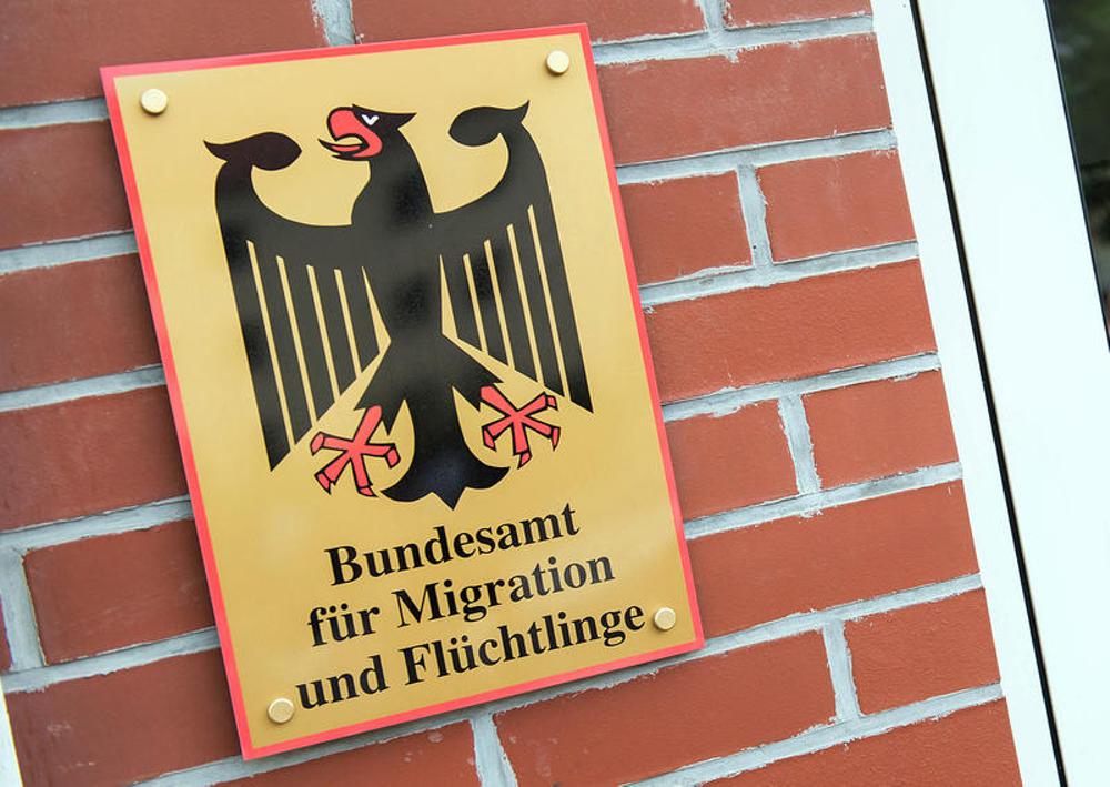 Schild des Bundesamtes f&uuml;r Migration und Fl&uuml;chtlinge