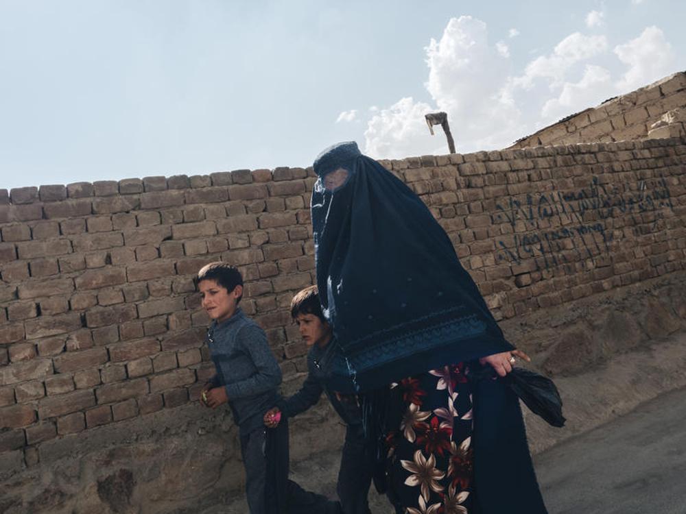 Frau mit Kindern in Kabul (Archivbild)